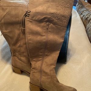 Boots with stitching on top above the knee they are see